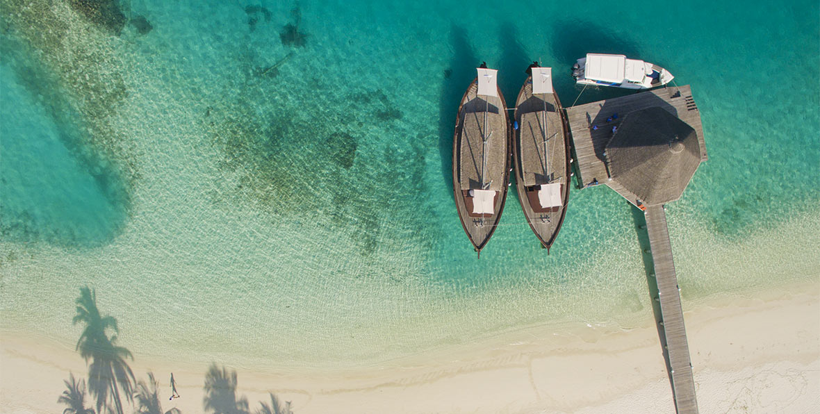 dhonis en el muelle del Safari Island Resort & Spa Maldives