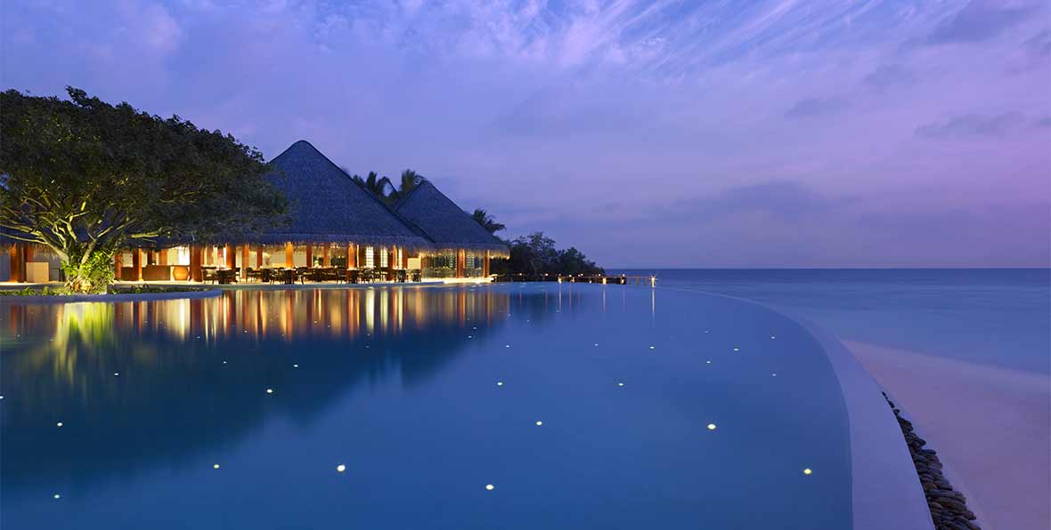 la piscina del Dusit Thani Maldives por la tarde