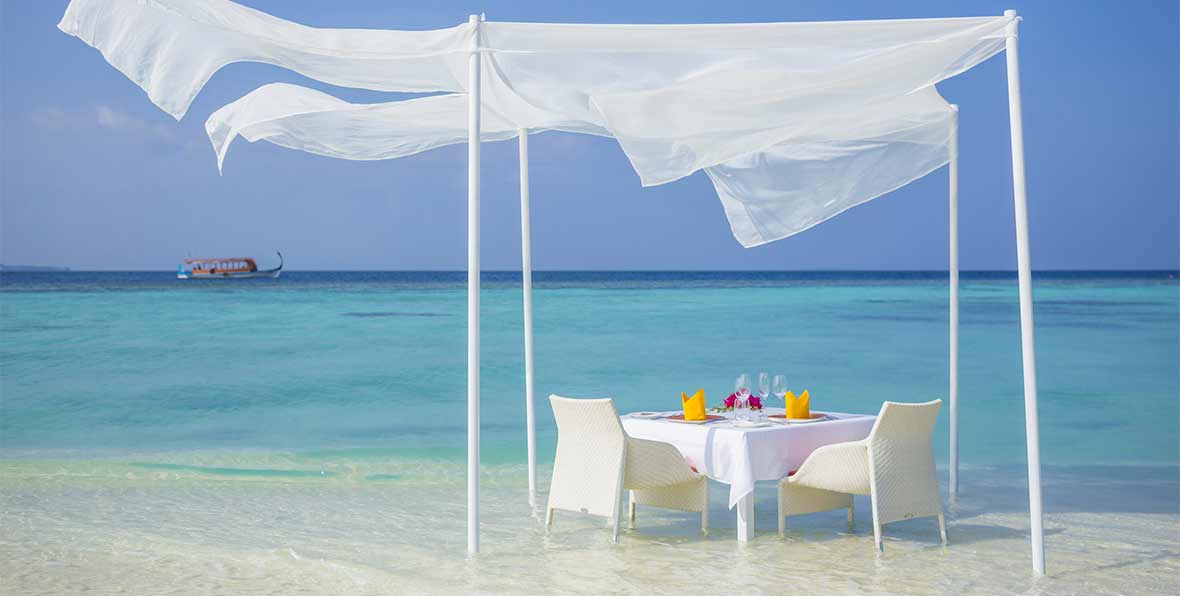 comida romántica en la playa de Dusit Thani Maldives