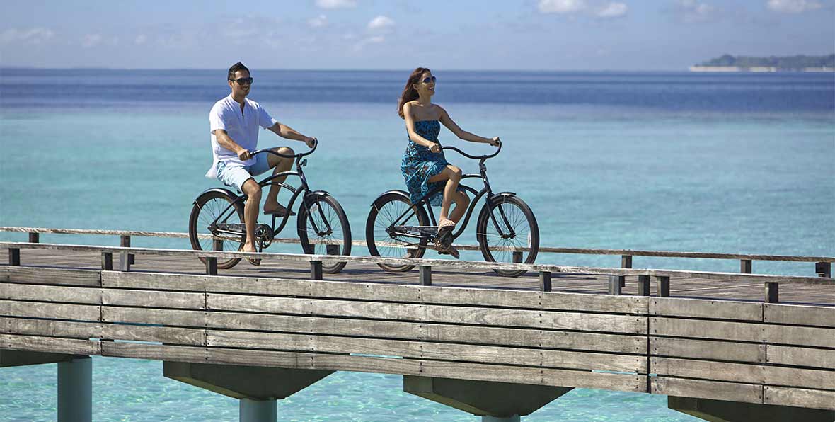 pareja de paseo en bici en Dusit Thani Maldives