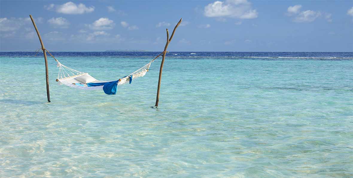 hamaca en el agua en Dusit Thani Maldives