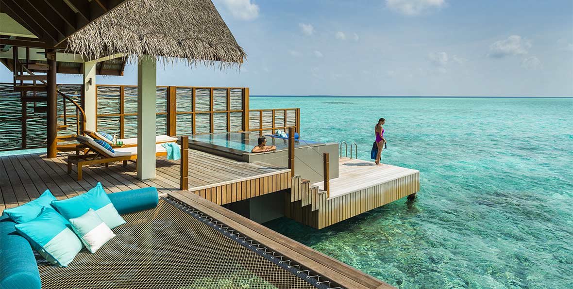 four season landa giravaru: water villa con acceso directo al oceano