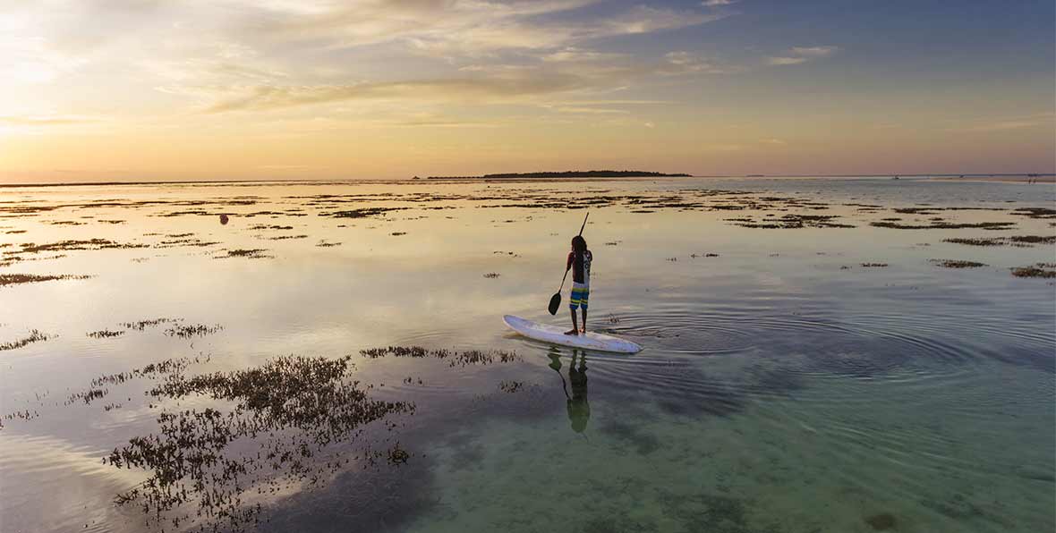 stand uo paddle en Holiday Island Resort Maldivas