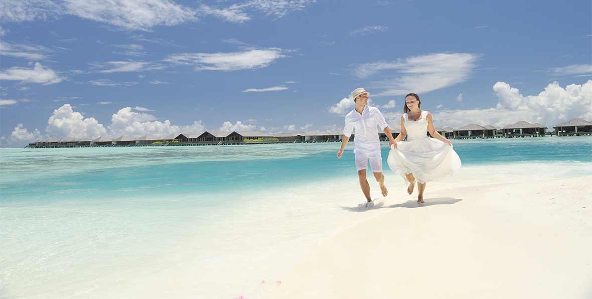 pareja en la playa de Paradise Island Resort Maldives