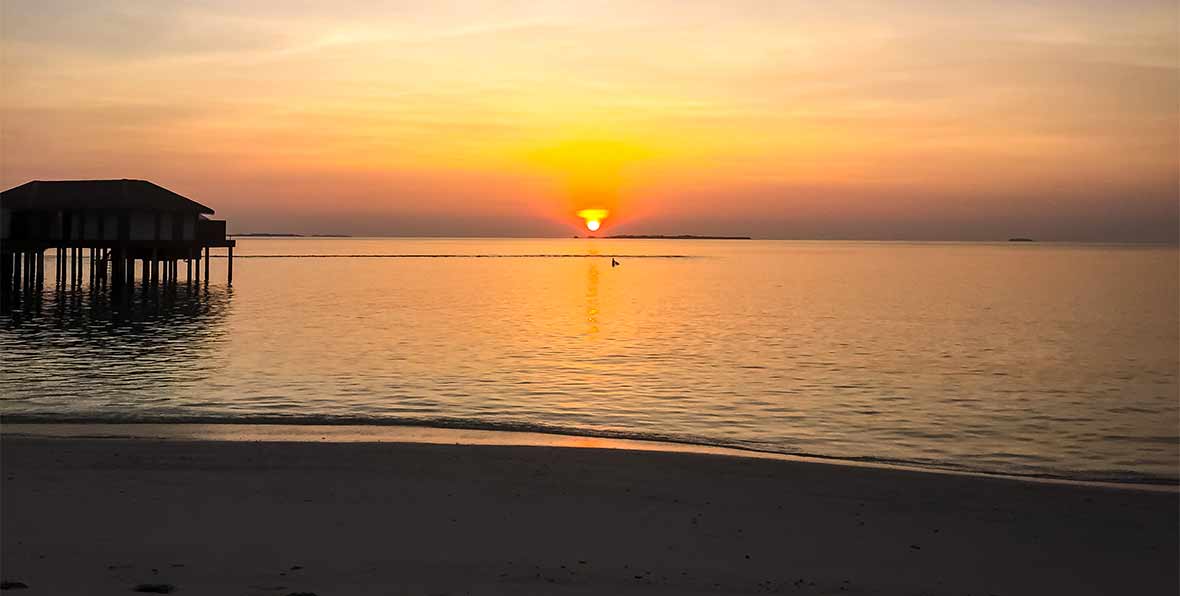 puesta de sol en Noku Maldives