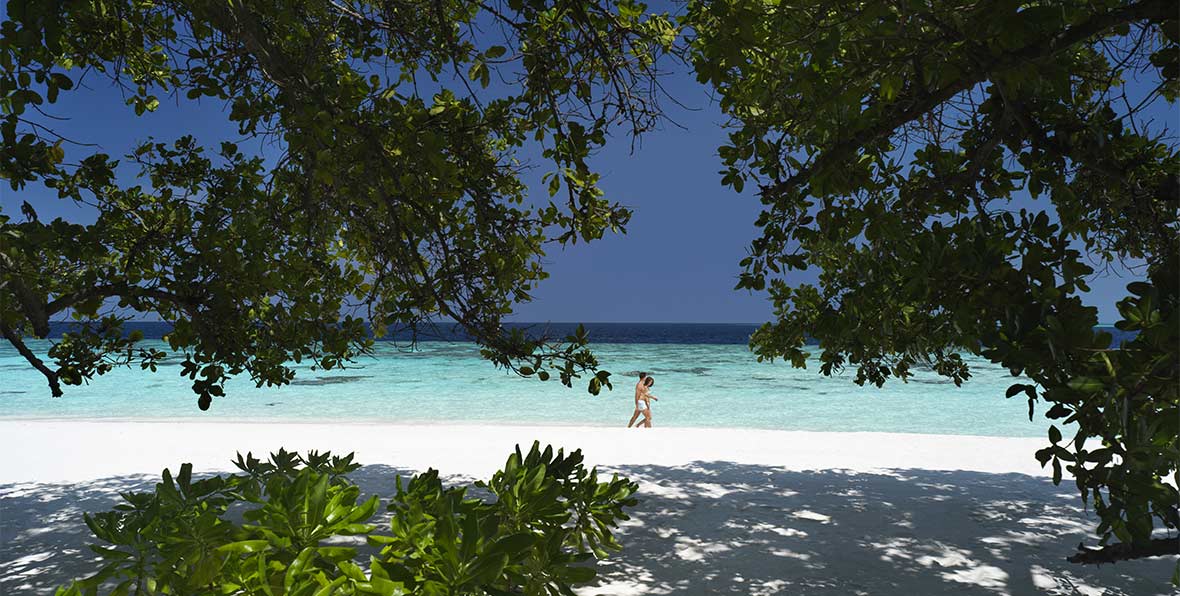 pareja en la playa en Vakkaru Maldives