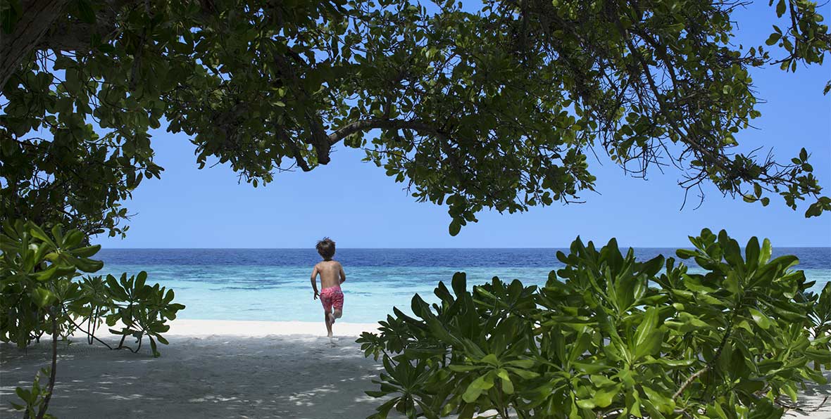 niño en la playa en Vakkaru Maldives