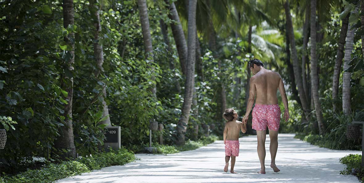 padre y hijo paseando por Vakkaru Maldives