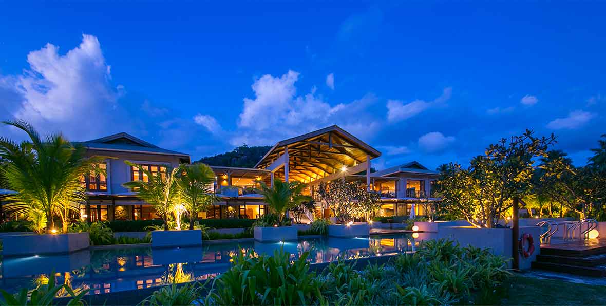 el edificio principal de Kempinski Seychellespor la noche