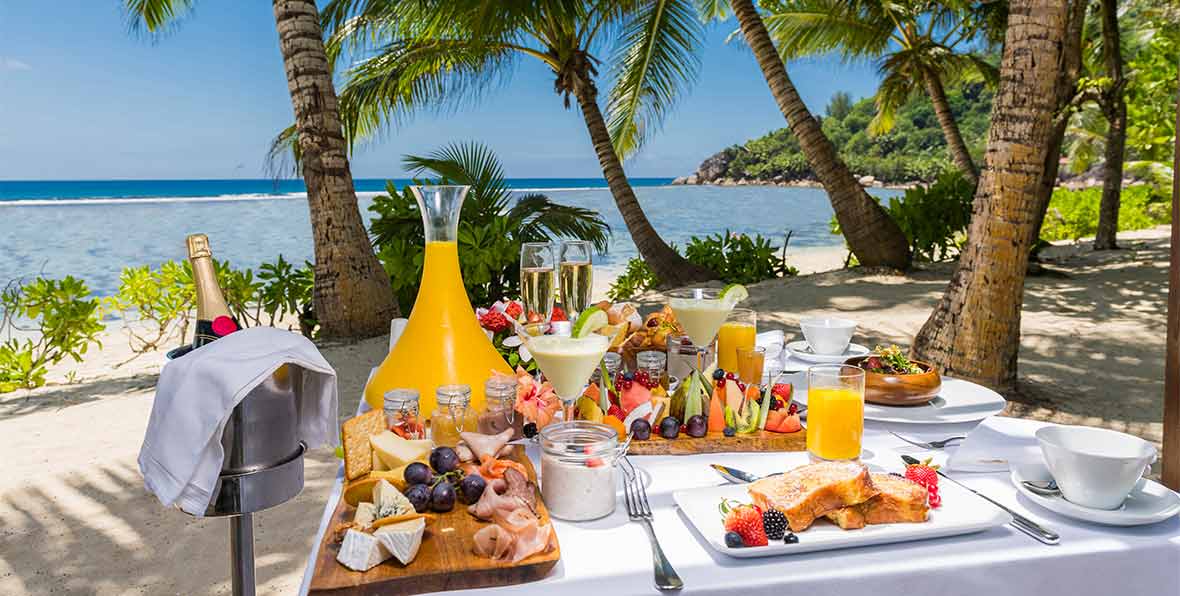 comida en la playa en Kempinski Seychelles