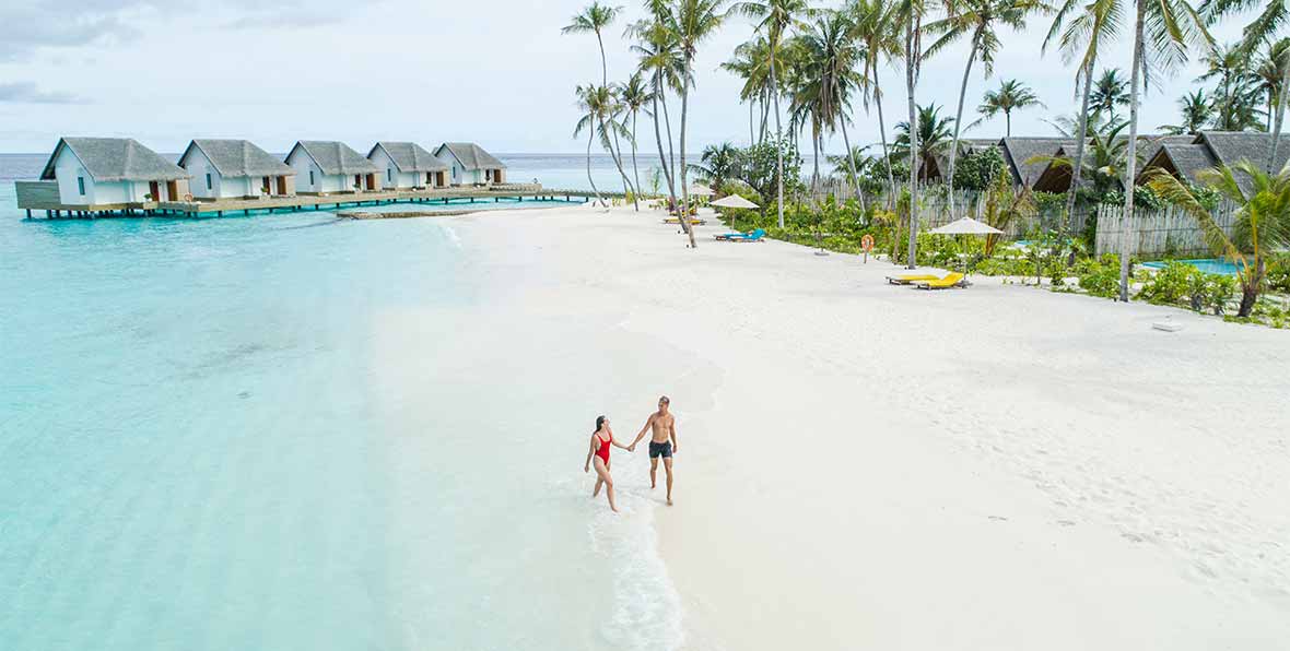 pareja paseando en la playa de fushifaru