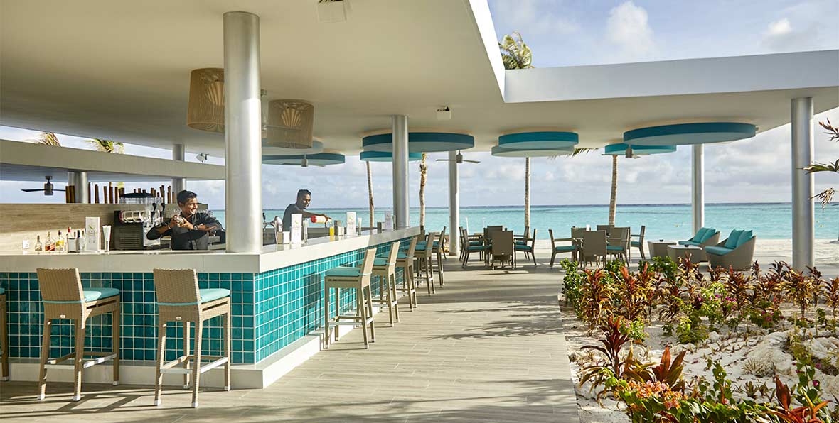 el bar de la pisscina de Riu Atoll Maldives