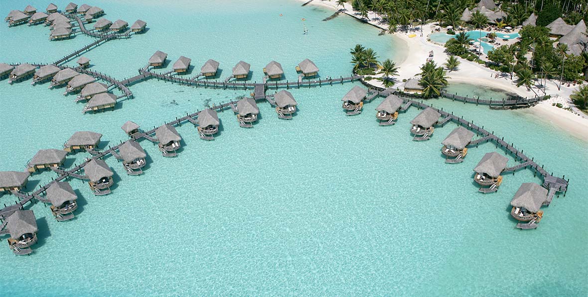 foto aereas de las villas de agua de Bora Bora Pearl Beach Resort & Spa