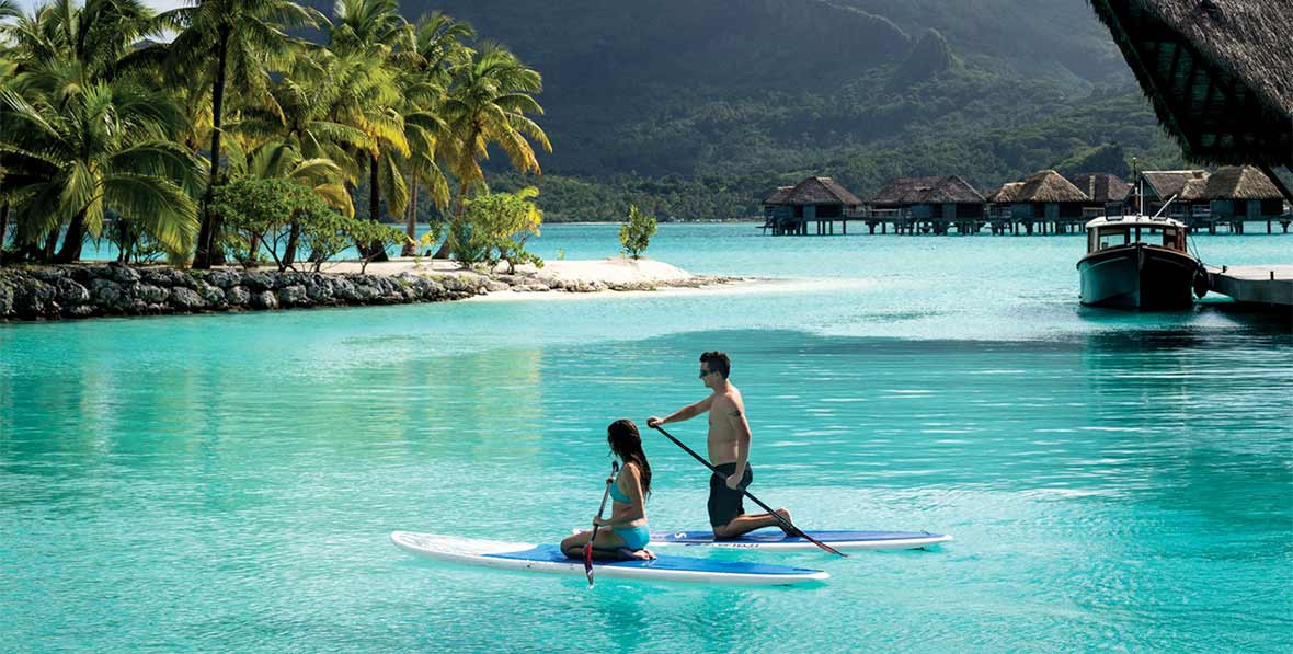 stand up paddle en Four Seasons Resort Bora Bora