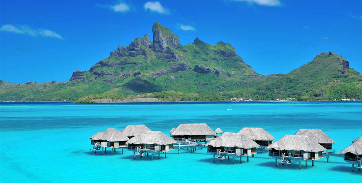 villas sobre el agua y montaña en Four Seasons Resort Bora Bora