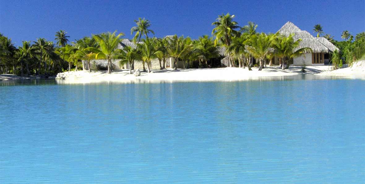 la playa de St. Regis Bora Bora Resort desde la alguna