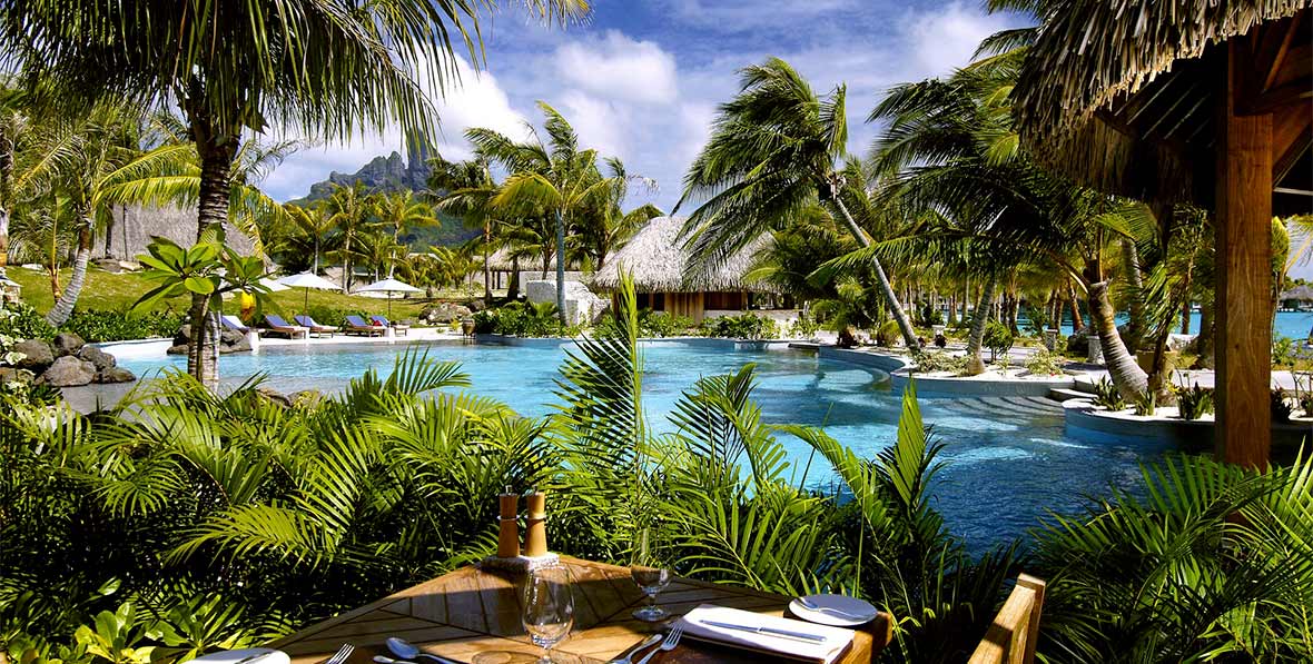 la piscina oasis de St. Regis Bora Bora Resort