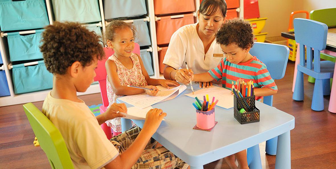 niños en el kids-club del Ayada Maldives