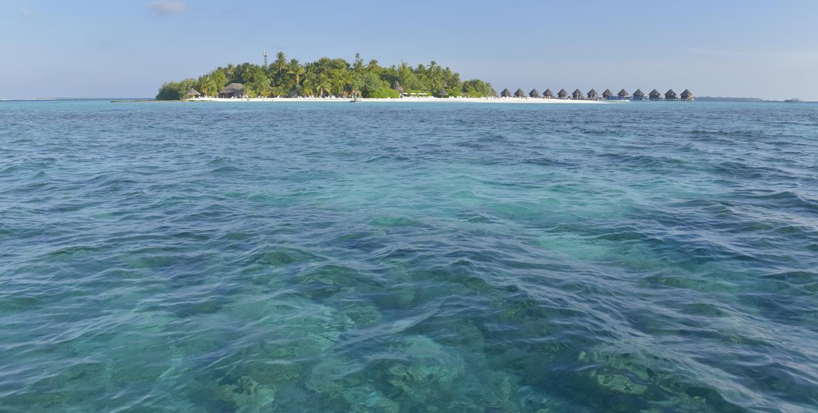 la isla de Thulhagiri vista desde el mar